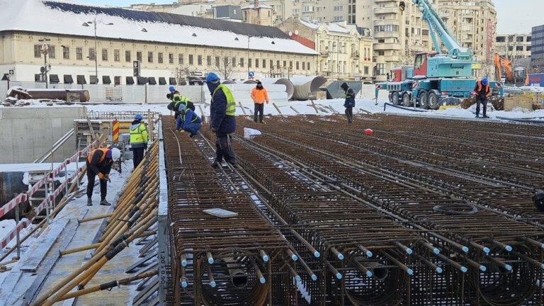 Lucrările de refacere a Planșeului Unirii continuă și la minus 7 grade Celsius