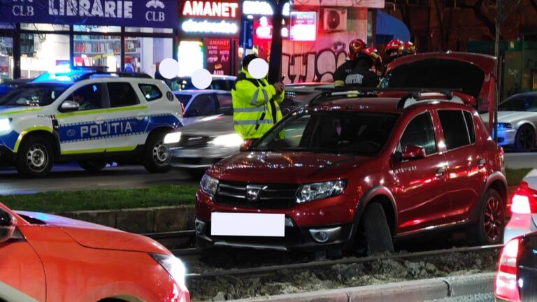 O mașină a rămas defectă pe șinele de tramvai din Sectorul 5, provocând blocaje