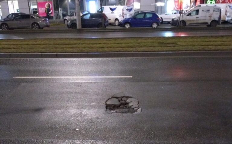 O nouă mini-groapă pe Șoseaua Pantelimon amenință asfaltul