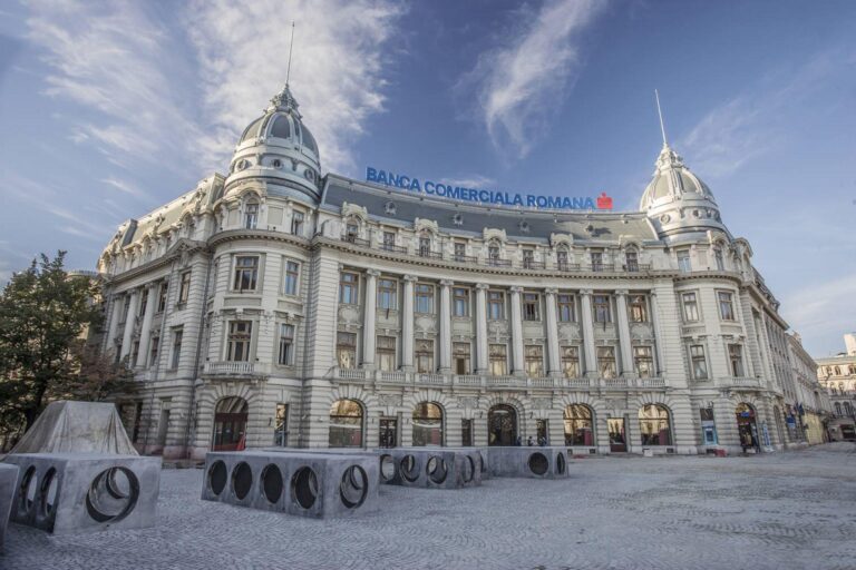 Palatul Oscar Maugsch va avea un nou proprietar. Clădirea istorică din Piața Universității va fi vândută, mai mulți investitori români vor s-o cumpere