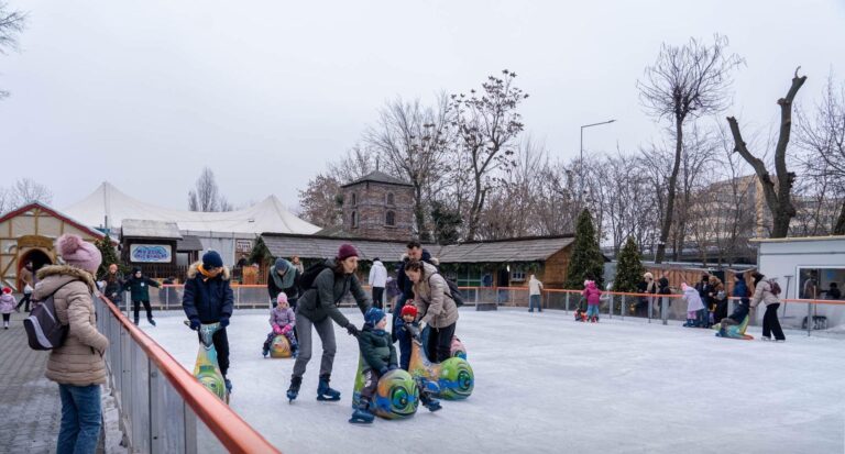 Patinoarul de la Opera Comică pentru Copii este deschis pentru toți iubitorii de patinaj ⛸️ Programul spațiului de pe Calea Giulești