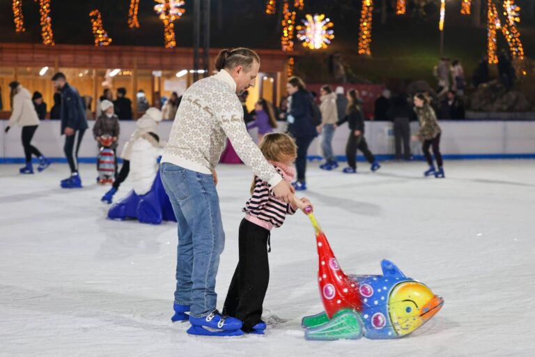 Patinoarul din Parcul Drumul Taberei se închide diseară. Bucureștenii dornici de distracție sunt așteptați aici până la ora 22