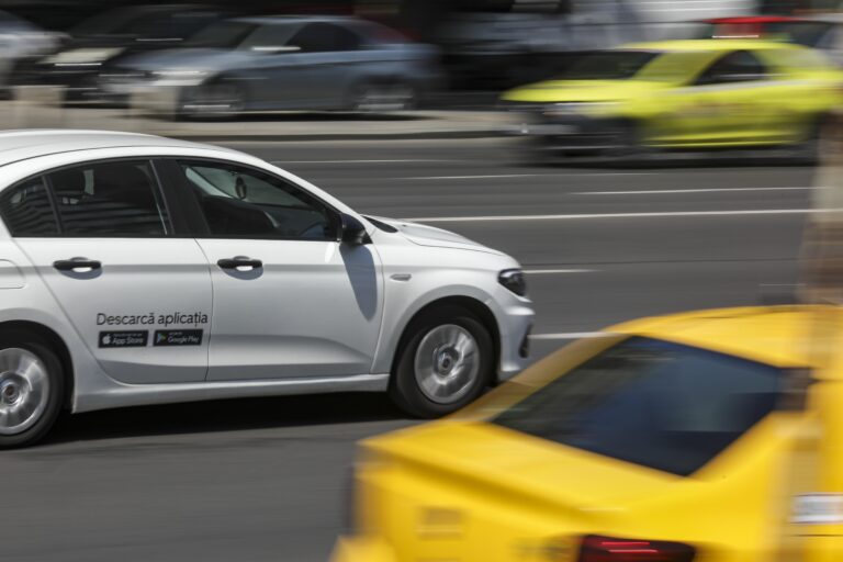 Pericol în trafic: Taxiuri fără ITP și mașini de ridesharing fără RCA, descoperite pe străzile Capitalei