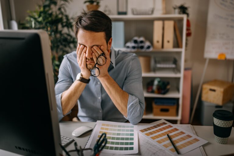 Românii ar putea beneficia de concediu plătit pentru burnout. Detalii despre proiectul de lege și impactul asupra angajaților