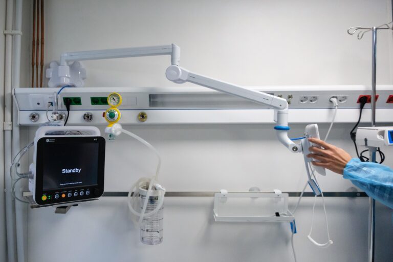 Se mai dă șpagă în spitalele din Capitală? Mărturii de pe Reddit: „Situația s-a îmbunătățit. Majoritatea sunt tineri acum”