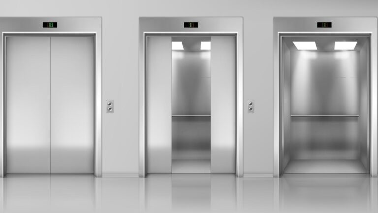 Se repară lifturi în S1. Primăria vrea să schimbe peste 1.400 de ascensoare din scări de bloc, spitale și școli. Ce trebuie să facă asociațiile de proprietari ca să intre în program