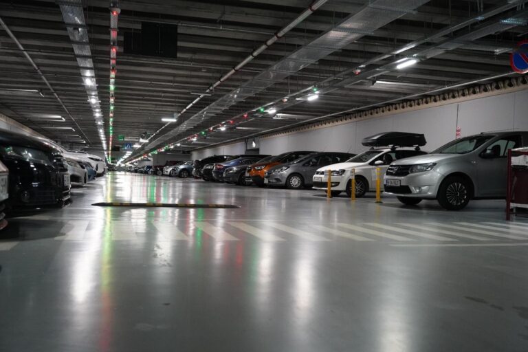 Suspendarea temporară a abonamentelor anuale pentru parcarea Decebal