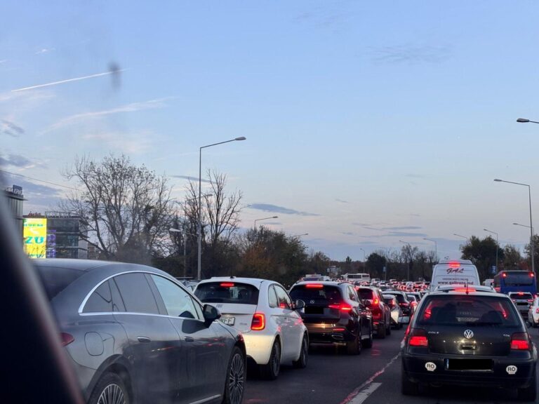 Sute de oameni cer dirijarea și supravegherea zilnică a traficului pe DN1 din cauza blocajelor cauzate de lucrările la M6