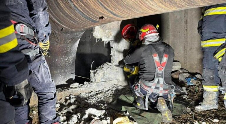 Tânăr blocat de două zile într-un canal din Sectorul 5. Intervenție de amploare după ce trecătorii i-au auzit țipetele