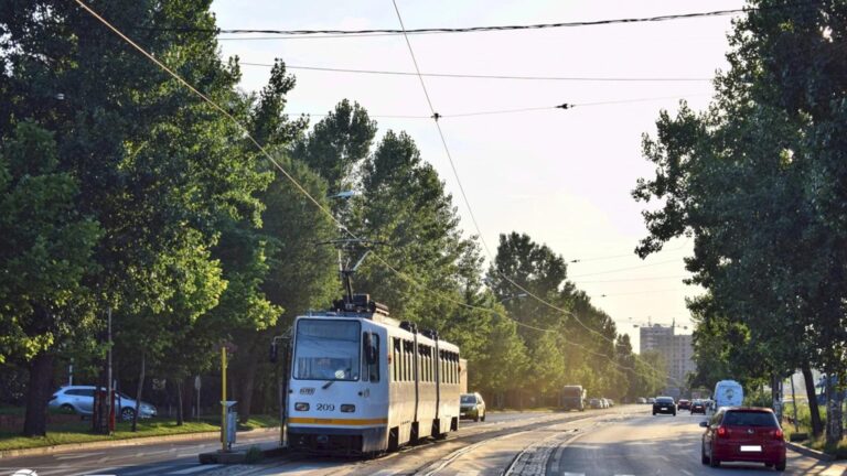 Tramvaie blocate din cauza șinelor deteriorate. Linia 36 afectată pe Strada Reînvierii, pe direcția Lacul Tei