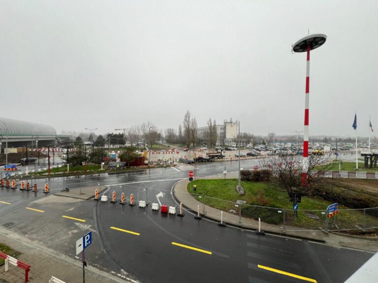 Un al doilea șantier în Parcarea Sosiri de la Aeroportul Otopeni, pe lângă cel pentru stația de metrou M6. Toată zona va fi consolidată, lucrările vor dura 4 ani