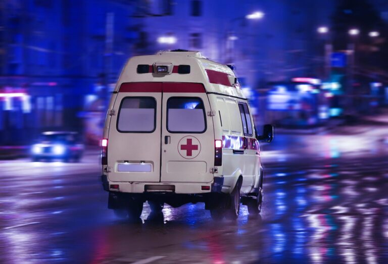 Un copil cu dizabilitate gravă, transportat de urgență la București, fără însoțitor