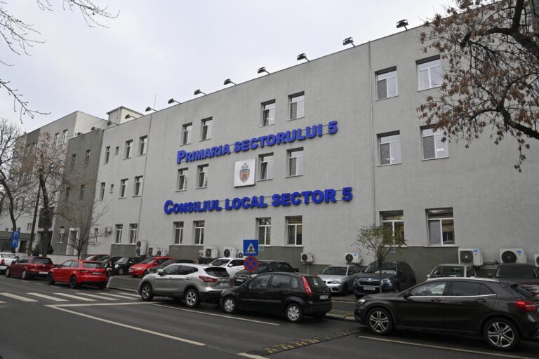 Un cuplu influent în Sectorul 5: Soțul purtătoarei de cuvânt al Primăriei, implicat în contracte de milioane