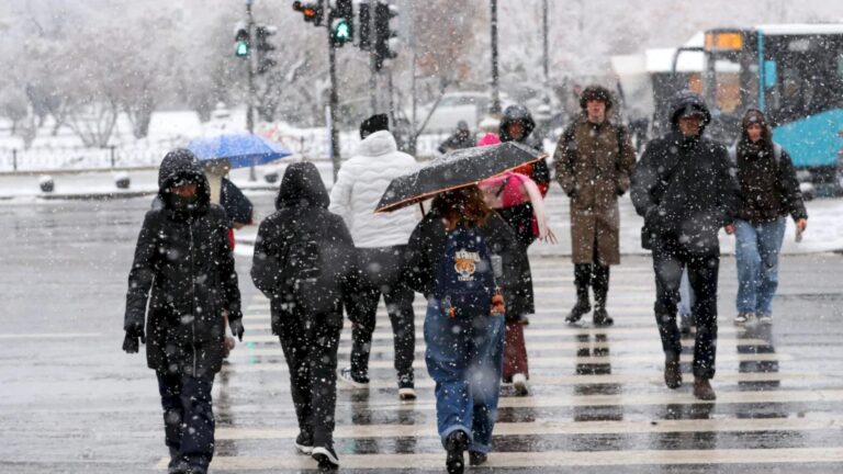 Zăpada a surprins Bucureștiul: prognoza meteo anunță temperaturi extreme