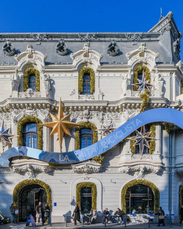 VIDEO ⭐ Ultimul weekend cu Steaua Speranței pe Casa Mița Biciclista. De luni, decorul va fi dat jos de pe fațadă. Bonus: Cea mai frumoasă imagine de Crăciun din oraș 💛