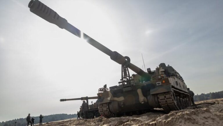 A început construcţia fabricii în care se va produce obuzierul K9 în România. Câte locuri de muncă va genera unitatea de producție