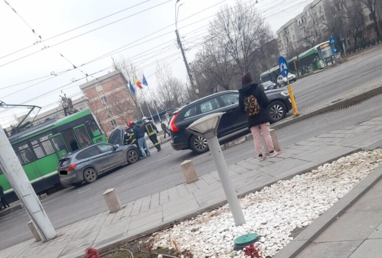 Accident auto vs tramvai în intersecție la Afi Cotroceni