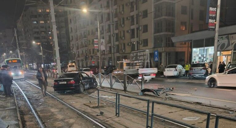 Accident pe linia 41 din București: un BMW a ajuns pe șine după ce a rupt gardul de protecție