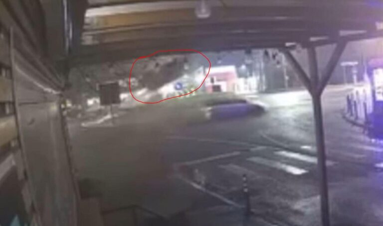 Accident spectaculos în Capitală: o mașină a aterizat pe acoperișul unui magazin