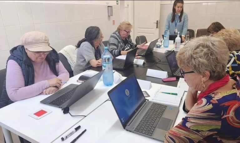 Activități de pictură și cursuri de limbi străine pentru seniori la Centrul „Sf. Dumitru”