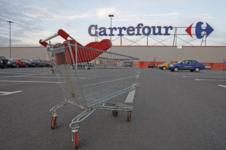 Carrefour se retrage din România: Hipermarketul vinde magazinele către frații Pavăl
