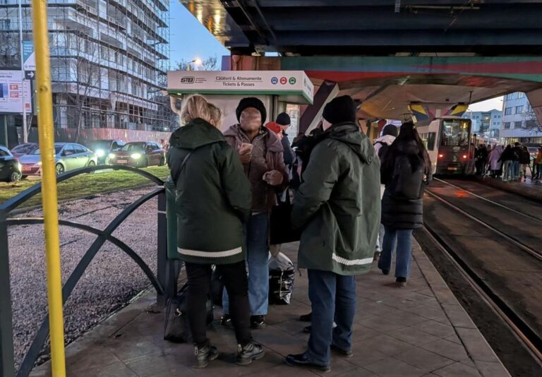 Controlorii STB au primit uniforme actualizate pentru sezonul rece, iar vestele albastre au fost înlocuite cu geci verzi. Bucureștenii reacționează online