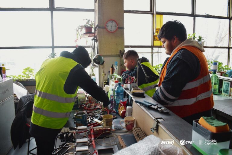 Elevi din București învață meserie la URAC. STB a început al doilea stagiu de pregătire pentru tinerii din învățământul dual