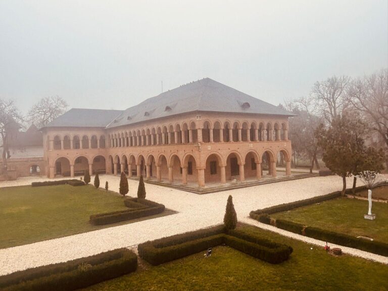 Expoziție de pictură la Palatele Brâncovenești. Lucrările, parte dintr-o cercetare artistică