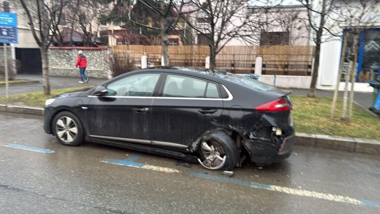 FOTO | Coșmarul unei bucureștence: mașina distrusă într-o parcare albastră