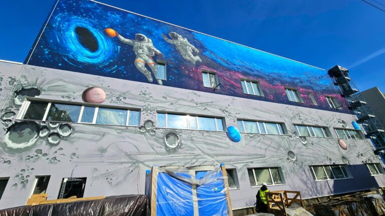 Fațada Liceului Traian Vuia, o incursiune în cosmos