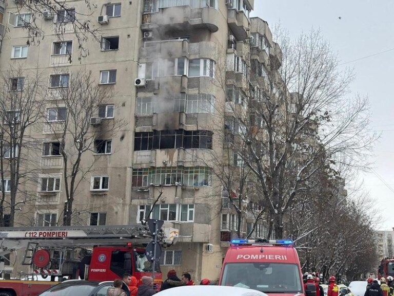 Incendiu într-un apartament din Sectorul 5. Pompierii au evacuat o persoană cu arsuri