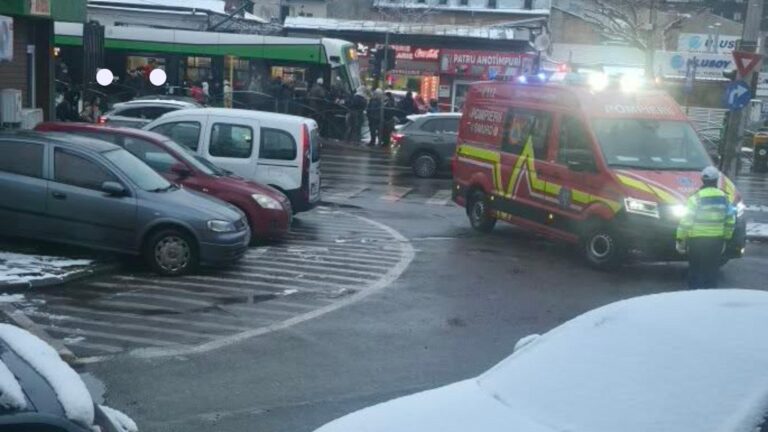 Incident medical în tramvai, blocaj în Piața Chirigiu. Liniile 23 și 32, afectate timp de peste 30 de minute
