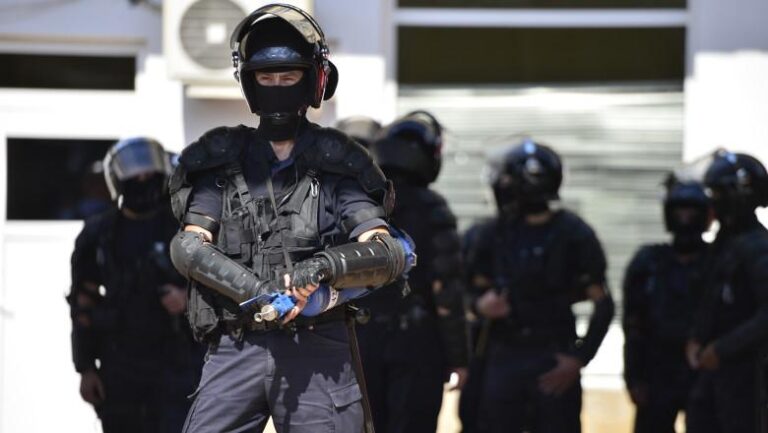 Incidente violente la meciul Rapid – Petrolul. Jandarmii au intervenit cu gaze lacrimogene