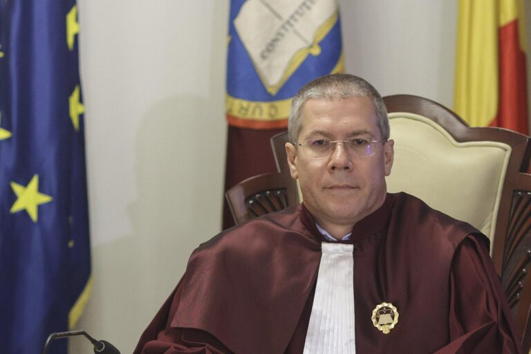 Întârzierea deciziei CCR privind pensiile magistraților: O analiză complexă