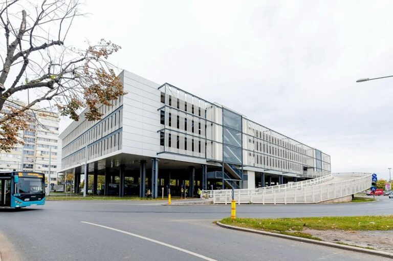 Mormanele de gunoaie din parcarea Pantelimon continuă să reprezinte o problemă majoră