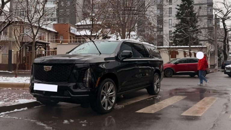 O parcare neregulamentară pe o trecere de pietoni din București: Cadillac Escalade blochează zebra