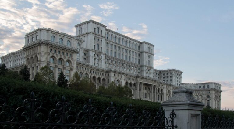 Palatul Parlamentului, iluminat în roșu de Ziua Europeană a Numărului de Urgență 112