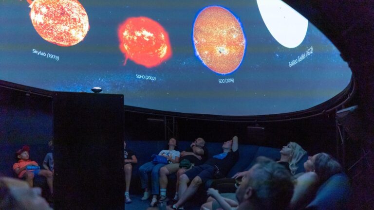 Planetariul Digital Profesional București oferă o călătorie prin univers. Bucureștenii se pot întâlni aici și cu roboți umanoizi