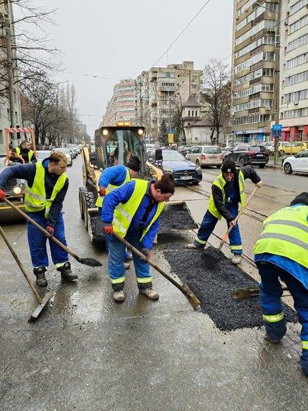 Primăria București a început plombarea celor 585 de gropi de pe străzile afectate de iarnă