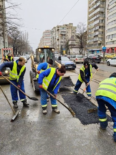 Primăria București a început plombarea gropilor de pe străzile afectate de iarnă