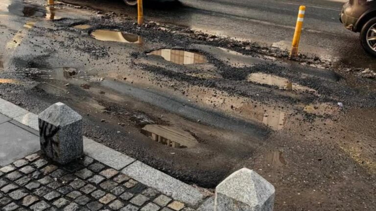 Problemele gropilor din București continuă: șoferii se plâng de daune