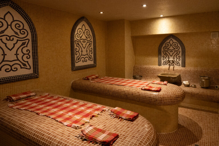 Cum te relaxezi la hamam: ritualul simplu care „stinge” stresul