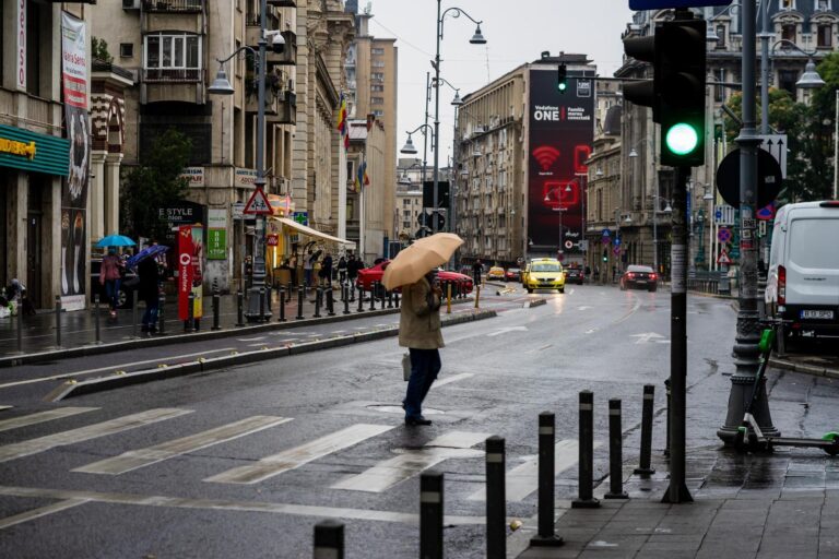 Vreme mohorâtă și schimbătoare în weekendul din București, cu temperaturi variate și precipitații