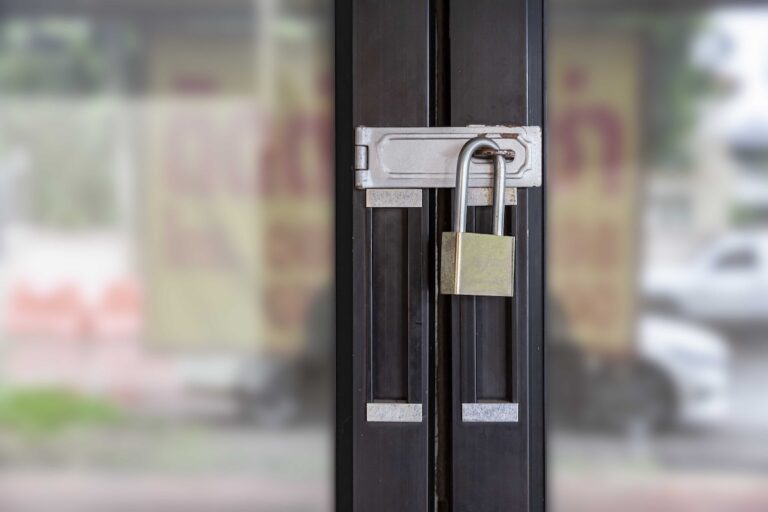 Aproape 20.000 de firme au pus lacătul pe ușă în 2025. București și Cluj sunt în topul suspendărilor