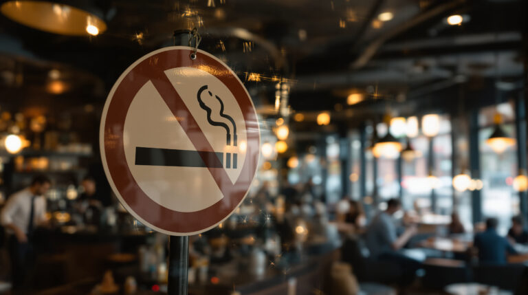 Marea Britanie extinde interdicțiile de fumat la vaping și tutun încălzit