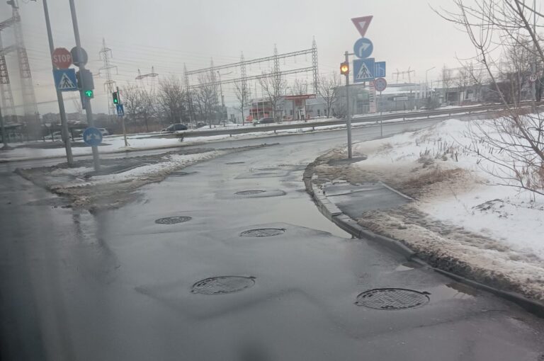 Nouă guri de canalizare pe trei metri de drum în Sectorul 3