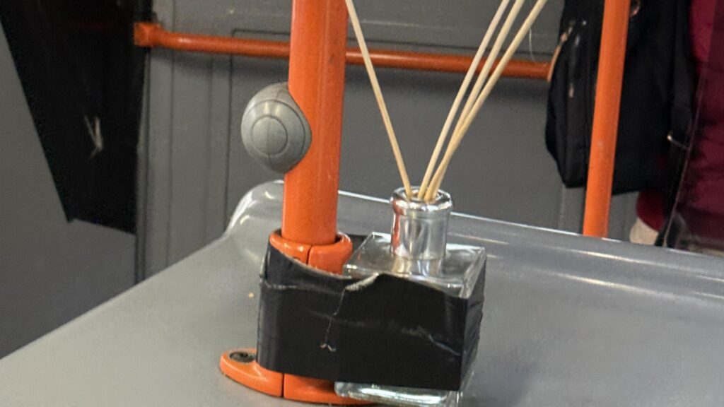 Parfum de cameră fixat cu bandă izolatoare într-un autobuz STB - Utile