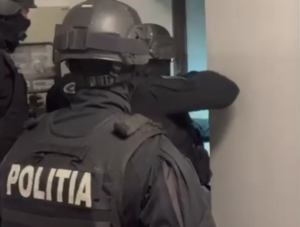 Percheziții la domiciliul unui militar pentru înșelăciune cu criptomonede