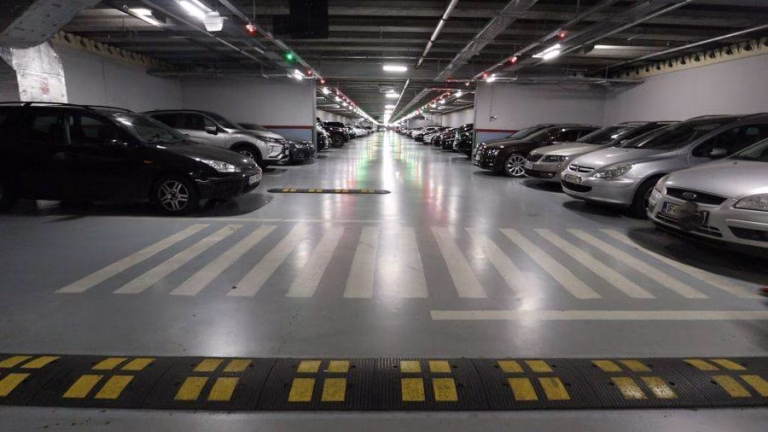 Parcarea subterană de la Decebal, una dintre puținele soluții urbane de acest tip din București