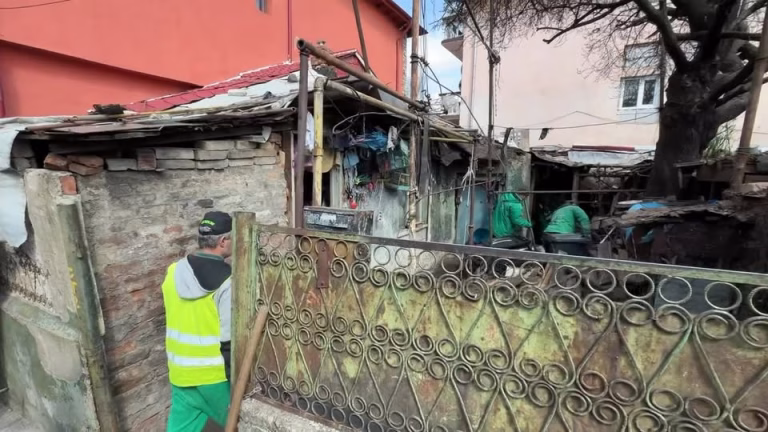 Primăria Sectorului 5 a ridicat 50 de tone de deșeuri dintr-o curte